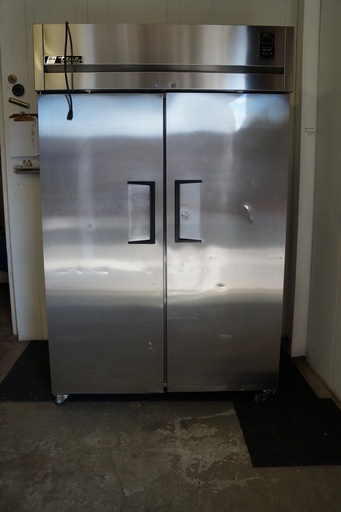 [4965663    PCE  00472] Used True 2 Door Stainless Steel Reach In Refrigerator